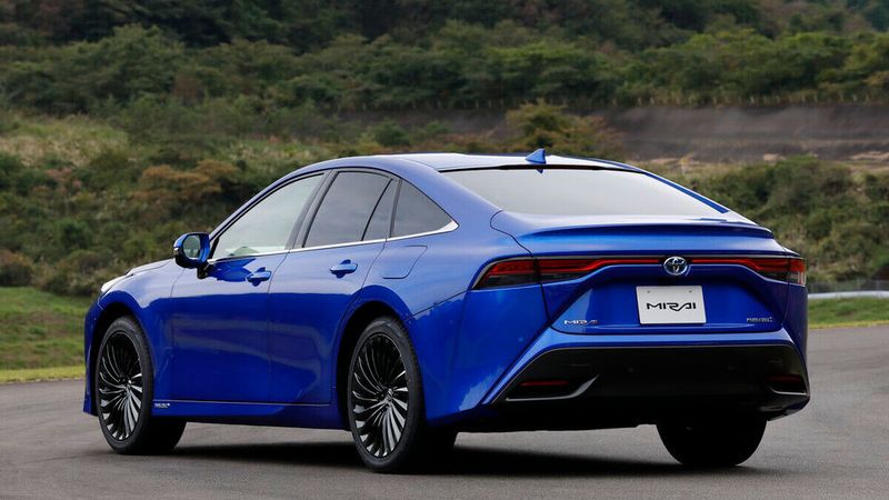 Aus dem exzentrischen Keil mit hohem Heck und weit aufgerissenen Nüstern ist eine wohlproportionierte Fünf-Meter-Limousine mit langer Fronthaube und dynamischer Dachlinie geworden. (Toyota)