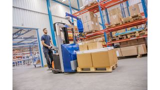 Mit einem Kommissioniergerät können Mitarbeiter den Hebelifter einfach zu dem Regalplatz fahren, an dem er benötigt wird. (Paul Wennerholm)