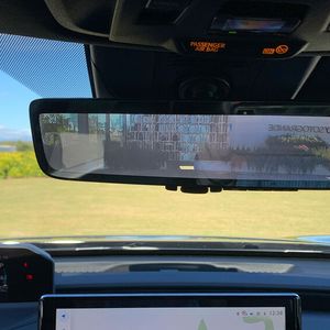 An die Anzeige des digitalen Innenspiegels in der Top-Version muss man sich erst gewöhnen. Einen Mehrwert bietet dieser erst, wenn der Kofferraum bis zum Dach vollgeladen oder die Rücksitzbank komplett besetzt ist.(Bild:  Schmidt - VCG)