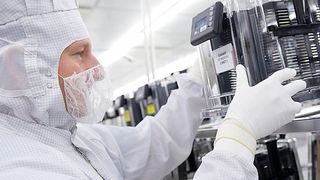 Wafer-Produktion bei ams: Die anwendungsspezifischen integrierten Schaltungen, kurz ASICs, kommen in der Industrie, dem Smart Home oder der Medizin zum Einsatz. (Bild: ams)