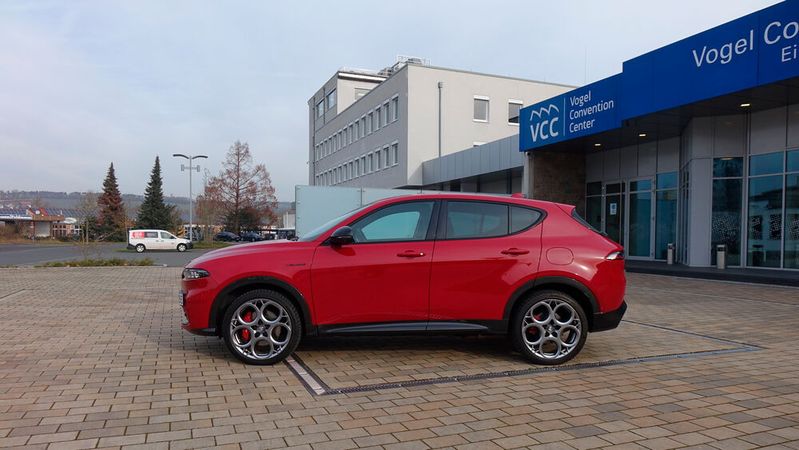 Der Alfa Romeo Tonale in der Ausstattungslinie Veloce. Das abgebildete Fahrzeug kostet gut 59.000 Euro.(Bild:  Sven Prawitz/VCG)