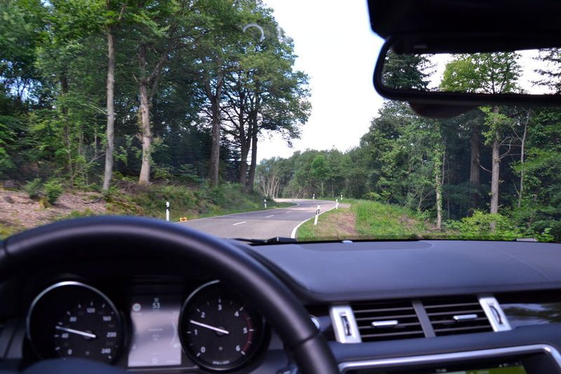 Einen entscheidenden Unterschied zu den übrigen Evoque-Modellvarianten stellen beim neuen Cabriolet die zusätzlichen Versteifungen der Karosserie dar. (Michel / »kfz-betrieb«)