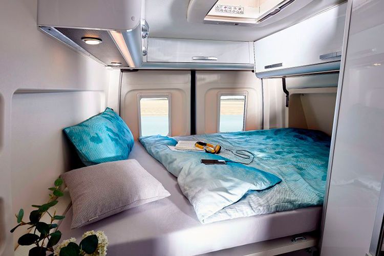 So lassen sich die Betthälften nach oben klappen oder gar völlig herausnehmen, womit sich der Sven Hedin im Alltag in ein geräumiges Transportmobil verwandelt. (Westfalia)