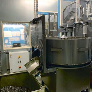 Es lassen sich beispielsweise augenblicklich mehrere Chargen mit guter Qualität in den Gutteilbehälter entleeren. Gleichzeitig können an dieser Stelle ber auch mangelhafte Teile separiert werden, falls ein Los Fertigungsmängel aufweist.(Bild:  Stabo)