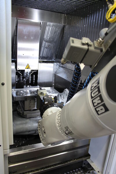 Roboter-Beschickung bzw.-Entnahme eines fertig gefrästen Sterilcontainer-Deckels zur Rücklagerung in die Mehrfach-Werkstückaufnahme (Bild: Hermle)