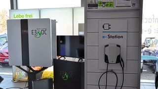 Durch die Kooperation mit einem Energieberater kann Hofmann & Wittmann seinen Kunden vom E-Auto über den  Carport mit Solarpaneelen bis hin zum Heizkraftwerk für das Eigenheim alles anbieten. (Bild: Mauitz/»kfz-betrieb«)