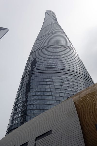 Anschließend stand Sightseeing auf dem Programm. In Pudong, Shanghais Wirtschafts- und Hightech-Bezirk, steht der Shanghai-Tower, das zweithöchsten Gebäude der Welt. (Wehner/»kfz-betrieb«)