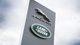 Jaguar Land Rover muss nach einer Cyberattacke die Fertigung länger stoppen. (Bild: JLR/Chris Brown)