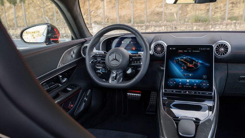 Die verchromten runden Lüftungsdüsen, das großzügig verlegte Leder mit Ziernähten und die abgesteppten Sitzbezüge passen zum Anspruch der Luxusklasse. (Bild: Mercedes-AMG)
