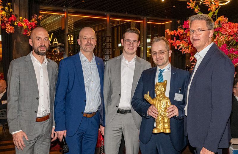 Das Systemhaus Otten + Freckmann ist mit einem Sonder-Award ausgezeichnet worden. Es gab einen Gartenzwerg von Ottmar Hörl. (Bild: Claus Uhlendorf / Eset)