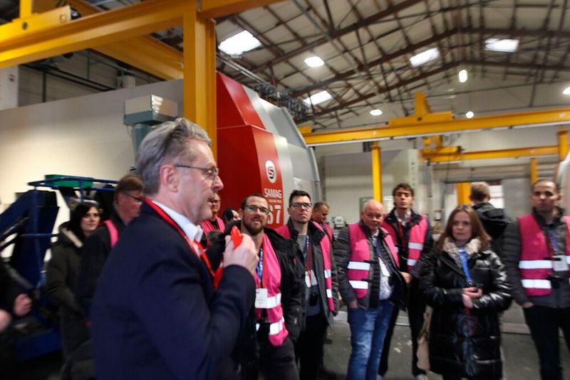 Unternehmer Thomas Müller erläutert den Geschäftsführern auf der "Voll Wild"-Tour des Verbands Deutscher Werkzeug- und Formenbauer (VDWF) das Konzept und die Abläufe seines Unternehmens Vario-Metall, einem auf Tieflochbohrungen spezialisierten Dienstleister für die Branche(Bild:  Maschinenmarkt)