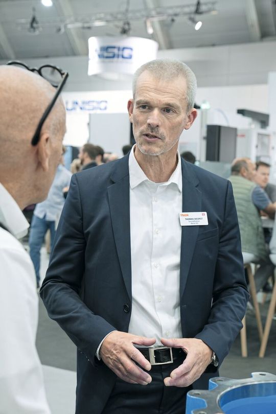 Thomas Siegrist, Geschäftsführer der Wenk AG: «Schweizer Hersteller müssen ihre Produktivität steigern und gleichzeitig knappe Fachkräfte gezielt einsetzen. Die ‹CP-450› unterstützt insbesondere die variantenreiche Fertigung in kleinen bis mittleren Losgrössen. Sie erhöht die Spindelauslastung, schafft zusätzliche Kapazitäten und entlastet das Fachpersonal.»(Bild:  Nastassja Neumaier)