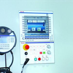 Die Hersteller von Werkzeugmaschinensteuerungen haben sich über Möglichkeiten zur Energieeinsparung Gedanken gemacht und bieten für ihre CNC entsprechende Module an, die es ermöglichen sollen, die Werkzeugmaschinen energiesparend zu betreiben. Bild: Schäfer