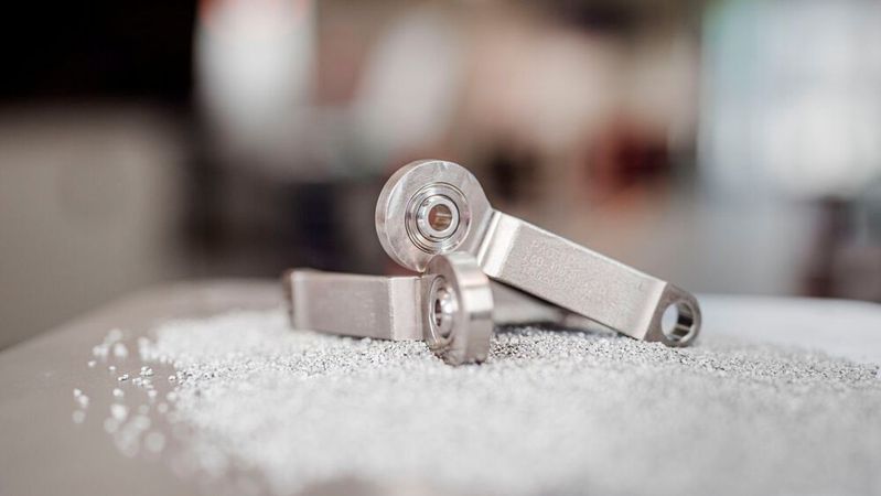 Die sogenannten "A-Links" bestehen aus Titan. Sie werden Schicht für Schicht im Laser Power Bed Fusion (LPBF)-Verfahren additiv gefertigt. Die sogenannten "A-Links" bestehen aus Titan. Sie werden Schicht für Schicht im Laser Power Bed Fusion (LPBF)-Verfahren additiv gefertigt.