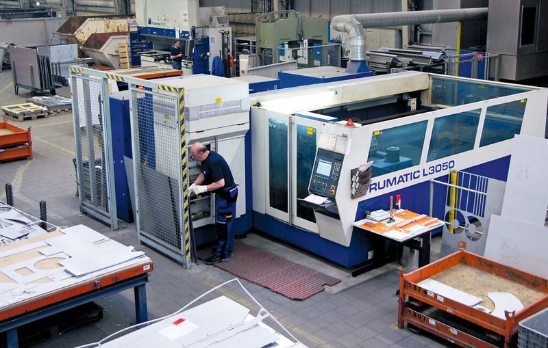 Huber fertigt seine Maschinen und Anlagen ausnahmslos aus Edelstahlblechen, die geschnitten, gestanzt, gebogen beziehungsweise gerollt, mechanisch bearbeitet und nach dem Schweißen im Vollbad gebeizt werden. (Bild: Alma)