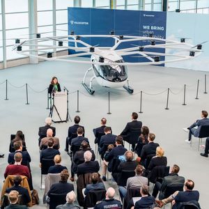 Im neuen Volocopter-Hangar in Bruchsal fand sich auch Politikprominenz ein. Die Flugtaxis sollen 2024 bei Olympia in Paris fliegen.(Bild:  Volocopter)