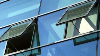 Bild 2: Für kraftbetätigte Fenster muss die konkrete Ermittlung der jeweiligen Schutzklasse von 0 bis 4 immer nachvollziehbar dokumentiert werden.  Bild: D +H (Archiv: Vogel Business Media)