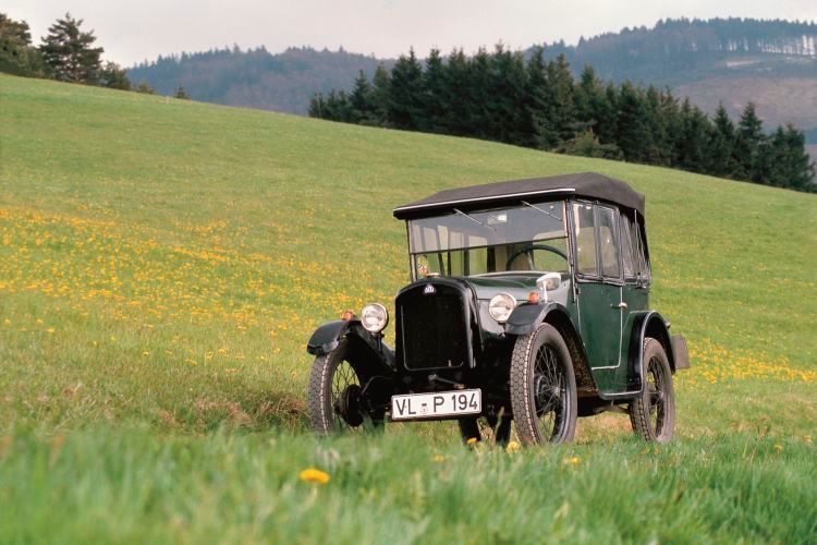 Das erste Auto von BMW: der Dixi. Er war „nur“ eine Lizenzproduktion des Austin 7. BMW hatte 1928 die Fahrzeugwerke Eisenach übernommen, die den Namen Dixi als Marke für ihre Fahrzeuge nutzten. (BMW)