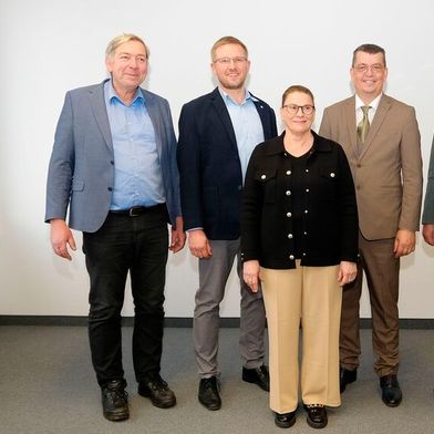 Der Vorstand des Kfz-Gewerbes Sachsen: Thomas Huth (Obermeister Dresden), Thomas Hänsel (Obermeiser Oberlausitz), Geschäftsführerin Gabriela Msuya, Ronny Müller (Obermeister Leipzig) und Präsident Michael  Schneider (zugleich Obermeister Sachsen-West). (Bild: Holger Zietz - VCG)