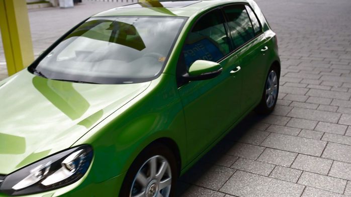 Daraufhin navigiert das Auto selbstständig zu dem gewünschten Parkplatz. Kreuzt ein anderes Fahrzeug den Weg, bleibt es kurzzeitig stehen oder weicht aus. (V-Charge)