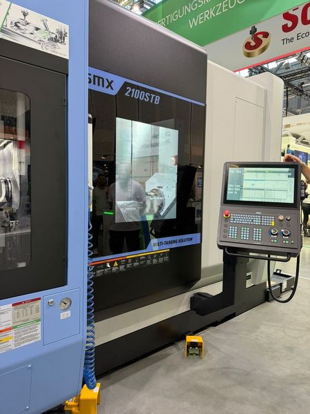 Bechtle zeigte die komplette digitale Prozesskette vom CAD-Modell bis zur papierlosen Fertigung – inklusive Werkzeugmaschine am Stand... (Bild: Stefanie Michel)