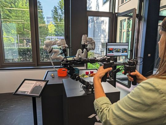 Zwei Cobots und eine mittige 3D-Kamera: Ist das schon ein Humanoid?(Bild:  mc/VCG)