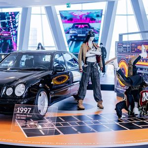 Themeninsel „Subkultur“ mit einem Mercedes-Benz E 60 AMG (Baureihe 210) von 1997. (Bild:  Mercedes-Benz AG)