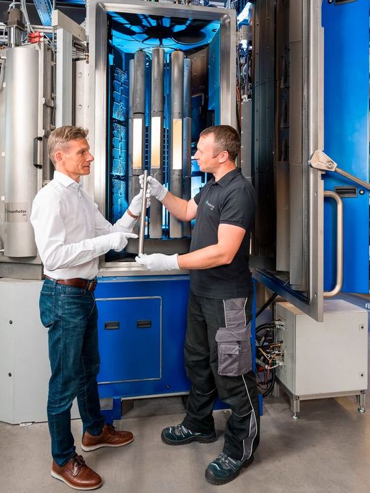  Industriereife PVD-Technologie des Fraunhofer IWS bildet die Grundlage für neuartige Permeationsbarrieren, die künftig Tritiumverluste in Fusionskraftwerken verhindern sollen. Das gemeinsame Forschungsprojekt „Tritium Stopp“ mit dem Max-Planck-Institut für Plasmaphysik (IPP) zielt auf hocheffektive Barriereschichten, die auch unter extremen Bedingungen standhalten.(Bild:  Daniel Viol/Fraunhofer IWS)