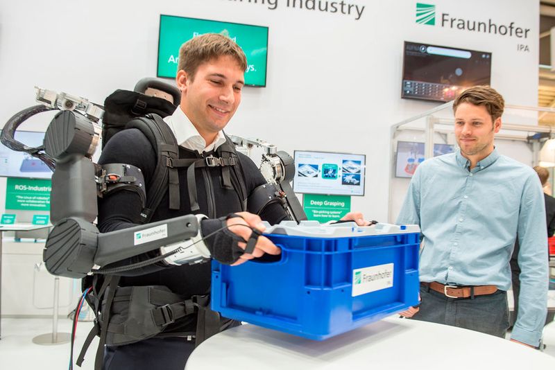...wie auch Exoskelette, um den Arbeitsalltag zu erleichtern.  (Messe München)
