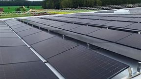 Kein reines Flächen-, sondern mehr ein Statikthema: Photovoltaik auf Logistikhallen. (Bild: Ilzhöfer)