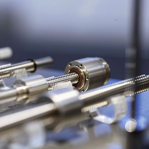 Heute werden die MPS-Hochpräzisions-Kugelumlaufspindeln weltweit nachgefragt und tun ihren Dienst unter anderem in Hochleistungs-Mikro­skopen und Teleskopsystemen, um Linsen exakt zu positionieren.(Bild:  Matthias Böhm)