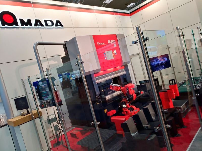 Eine Amada-Maschine im Japan-Pavillon. (Robert Horn)