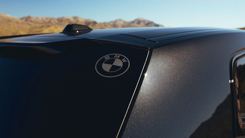 Zwei separate BMW-Logos sind in die Oberkante der Heckverglasung lasergraviert. (Bild: Autoren-Union Mobilität/BMW)