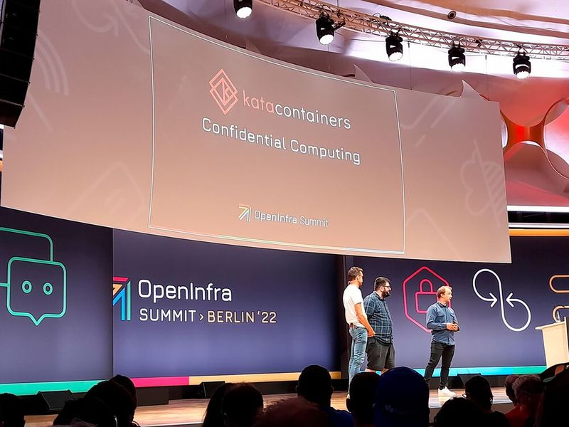 Eric Ernst und Samuel Ortiz, beide Software Engineers bei Apple, und Fabiano Fidêncio Cloud Orchestration Software Engineer bei Intel, stellten die Die Kata-Community vor. 