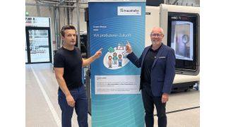 Tim Mayer (links, Gruppenleiter Sägetechnologie) mit Valentin Kaltenbach an Sägemaschinen im Fraunhofer-IPA Stuttgart. (Bild: Kaltenbach Solutions)