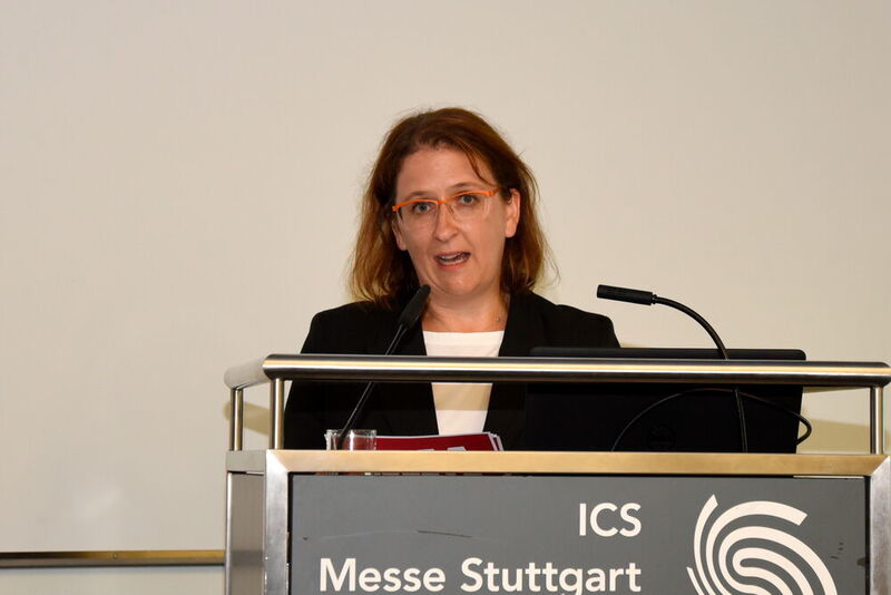 MM-Redakteurin Stefanie Michel bei ihrer Laudatio auf Protectline von Chiron, dem Gewinner in der Kategorie Industrial Software & Engineering.  (Stefanie Michel)