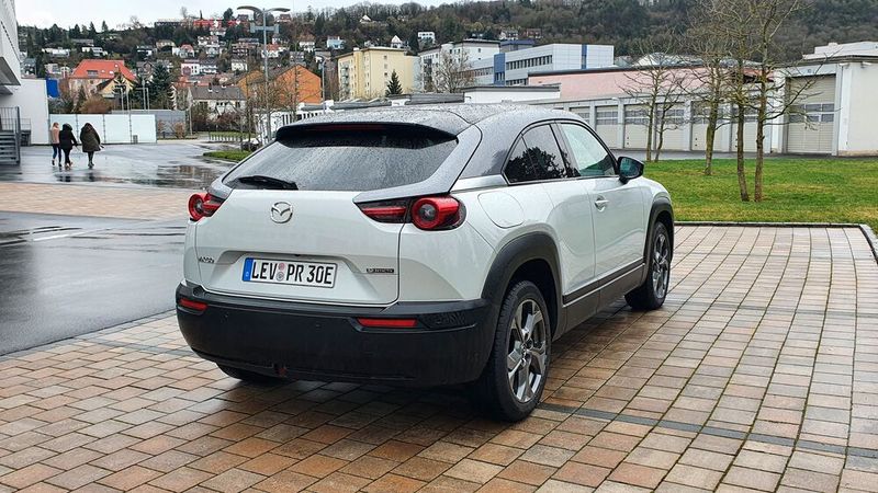 Daher hat Mazda auch nur eine 35,5 kWh große Batterie verbaut. (Bild: Mauritz/»kfz-betrieb«)