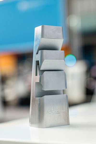 So sieht die erstmals auf der AMB 2024 verliehene Trophäe zum AMB Award aus ... (Bild: Landesmesse Stuttgart)