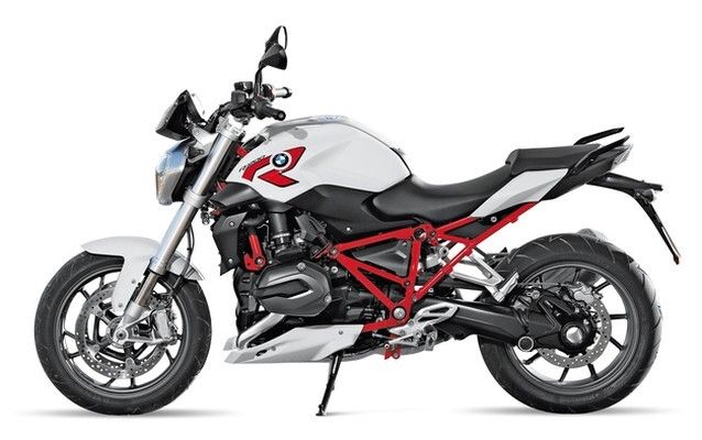 Red Dot Award 2015 - BMW R 1200 R: Die BMW R 1200 R ist ein vielseitiger Roadster. Dynamische Proportionen und ein erhöhtes, filigranes Heck zeichnen eine leichte Keilform und kommunizieren ihre Sportlichkeit. Der Scheinwerfer ist kompakt in den Gabelkopf integriert und sorgt so für eine geschlossene Silhouette. Die Verkleidung ist auf das Nötigste reduziert, wie es für ein Naked-Bike typisch ist. Durchbrüche und bewusst gestaltete Öffnungen lassen das Motorrad leicht wirken. Die ergonomische Sitzbank ermöglicht eine optimale Verbindung von Fahrer und Maschine und eine ermüdungsfreie Fahrt auch auf langen Strecken (Bild: Red Dot)