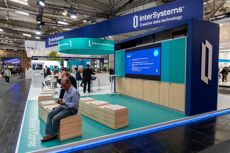 Bei Intersystems geht es, wie der Name schon nahelegt, darum, Daten- und Anwendungssilos in der Fertigungsbranche übergreifend zu vernetzen. Datenbankmanagement ist ein integraler Bestandteil, ebenso wie entsprechende Analysefunktionen. Das System soll vor allem Praxisfällen zugutekommen, die ankommende Daten mit hohen Ingest-Raten verarbeiten und parallele Analysen auf diesen Daten sowie großen Datensätzen vollziehen sollen. (Bild: Vogel Communications Group)