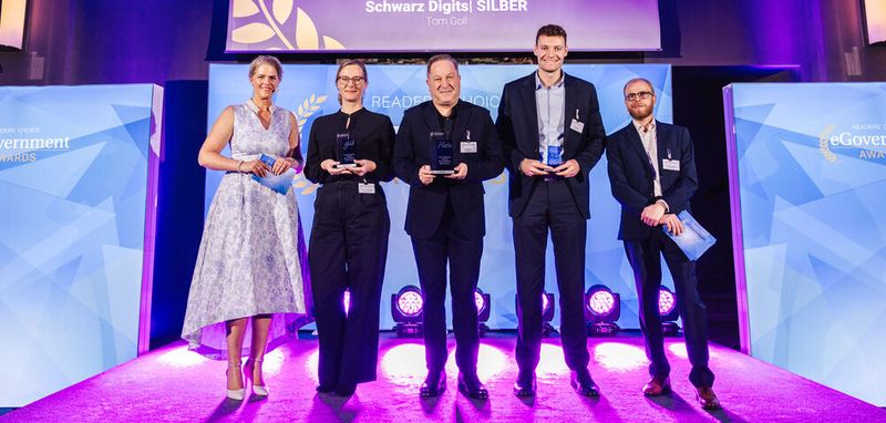 In der neuen Kategorie „Digitale Souveränität & Open Source“ lagen IONOS (Platin), Nextcloud (Gold) und Schwarz Digits (Silber) vorn. Nina Müller, Robert Zilliger und Tom Goll (v. l.) repräsentierten ihre Unternehmen auf der Bühne.  (Bild: Offenblende)