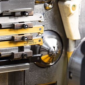 Für das Langdrehen von Uhrenschrauben setzt man bei Aeschlimann auf das Werkzeug µ-Finish und Maschinen von Tornos des Typs Swiss Nano.(Bild:  Horn/Sauermann)