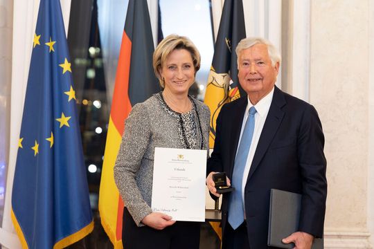 Ministerin Dr. Nicole Hoffmeister-Kraut überreicht Dr. Wilfried Stoll, geschäftsführender Gesellschafter der Festo Holding GmbH, die Wirschaftsmedaille des Landes Baden-Württemberg.(Bild:  Leif Piechowski/LICHTGUT)