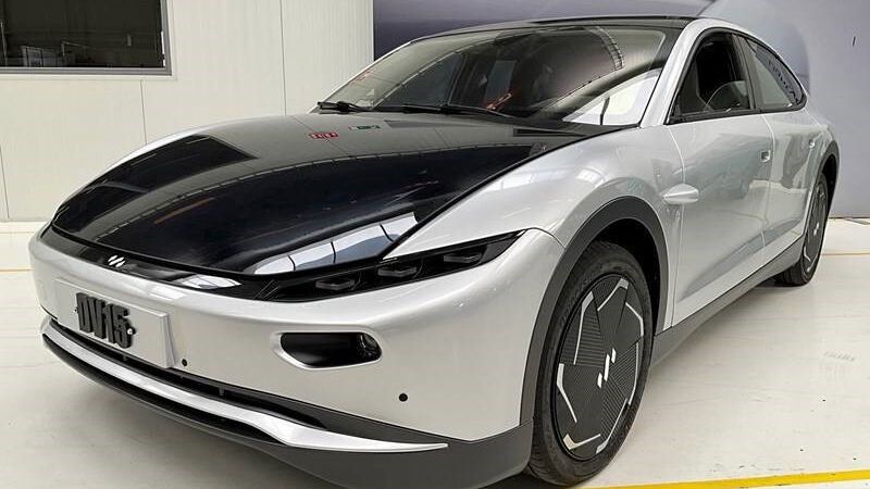 Wer schon immer ein Solarauto besitzen wollte, sollte jetzt zugreifen. (Bild: Troostwijk Auctions)