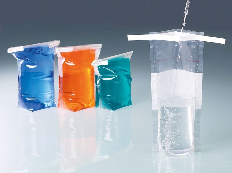 Mit dem auslaufsicheren Probenbeutel Steri Bag Stand Up lassen sich flüssige Proben platzsparend aufbewahren und transportieren. (Bürkle GmbH)