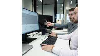 David Langhals, Systemmanager im Geschäftsbereich Liquid Purification Technologies bei Lanxess, demonstriert seinem Kollegen Giuliano Cannavó (rechts im Bild) Funktionen der neuen Normalisierungssoftware Performem. (Lanxess)