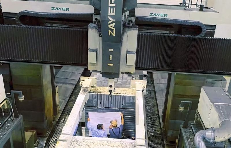 Windschiegls größte Maschine ist die Zayer GMCU 20000. Auf ihr wurde auch die Platte für die Hydraulikpresse gefräst. (Bild: Windschiegl)