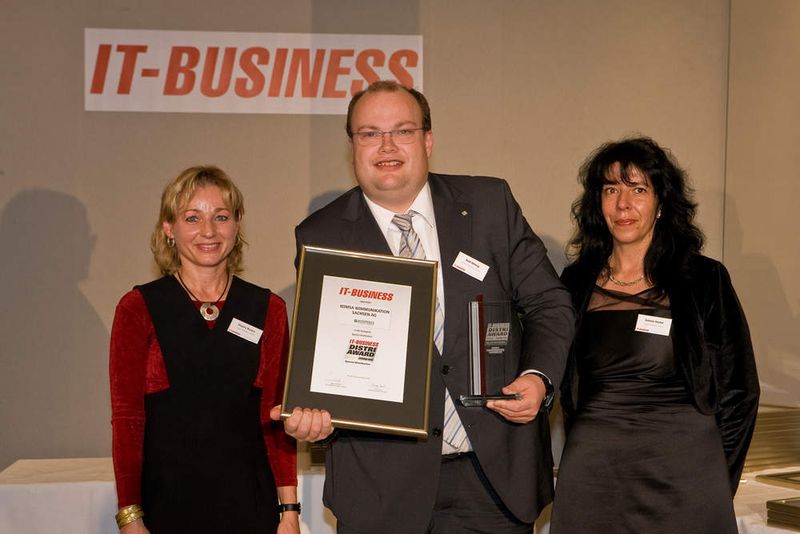 Rolf Mittag von Komsa nahm auf der Bühne den Gold-Award im Bereich Spezial-Distribution entgegen. (Archiv: Vogel Business Media)