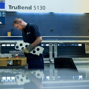 Nicht nur im Blech gespiegelt: Im digitalen Zwilling werden alle realen Prozesse virtuell erfasst.