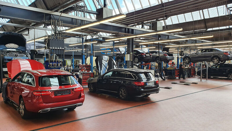 Die Werkstatt des Aschaffenburger Mercedes-Händlers ist hell, aufgeräumt und bestens ausgestattet. (Schreiner/»kfz-betrieb«)